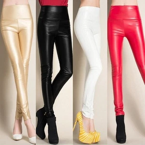 Pantaloni in finta pelle foderati in pile slim elasticizzati aderenti vita alta - Foto 1 di 24