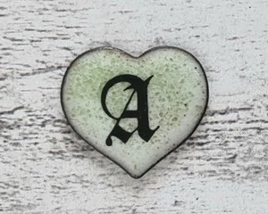 Emaille Herz grün Buchstabe A Vintage 1970er Geschenk alt Name Taufe süß Retro - Picture 1 of 3