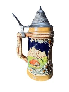 Cerveza alemana vintage Stein Pforzheim escena en relieve tapa de peltre gres 4 marcas 7 pulgadas - Imagen 1 de 6