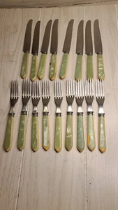 Vintage Cream And Green Bakelite Flatware 17 Pieces Marbled 8 Knives 9 Forks - Imagen 1 de 10