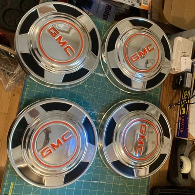 GMC 1973-1987 1/2 tonelada camión plato perro tapacubos 10 1/2" carrocería cuadrada Sierra set excelente Foto 1 de 4