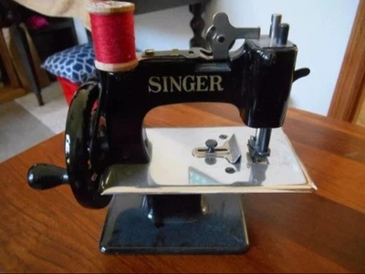 Años 50~SINGER~COSER PRÁCTICO MODELO 20-10~MÁQUINA DE COSER JUGUETE INFANTIL VINTAGE Foto 1 de 3