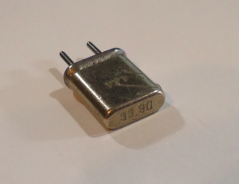 Cristal de escáner - 33,9000 MHz - 10,7 iF - 0,039 pines - Regency - HC-25/U Foto 1 de 1