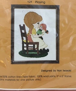 Crewel Stickpackung 121 spielendes Mädchen Puppe Vintage 4,5x5,5" gerahmt kreativer Kreis - Bild 1 von 3