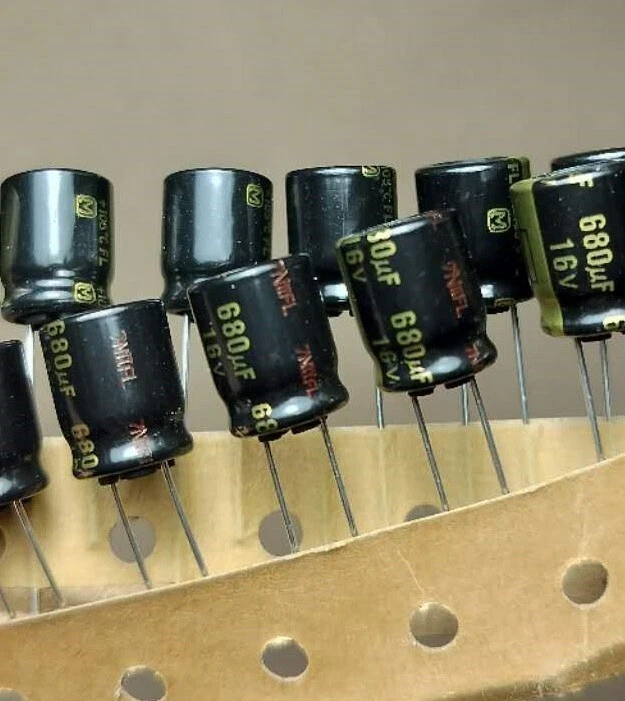 10 condensadores electrolíticos radiales Panasonic 680uf 16v (reemplazo 10v) 16v680uF Foto 1 de 1