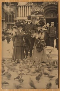 1916 RPPC Postkarte 2 Frauen & Kerl halten Tauben Markusplatz Venedig Italien - Bild 1 von 2