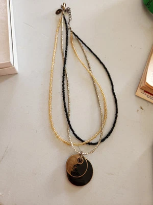 Laura Ashley Black and Gold Enamel and Beaded Glass Necklace Foto 1 de 2