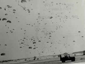 Foto real vintage LZ zona de aterrizaje para paracaidistas década de 1940 Segunda Guerra Mundial - Imagen 1 de 3