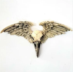 HALLOWEEN HORROR PROP - Realistisches Harz Gothic Krähenschädel mit Flügeln Kunst - Bild 1 von 4