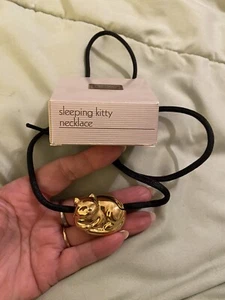 Vtg NIB Avon Sleeping Kitty Necklace- Goldtone W/Black Cord - Picture 1 of 5