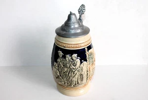 ANCIEN GRAND CHOPE DE BIERE ALLEMANDE en GRES EMAILLÉ PERSONNAGE MONTAGNARD 70cl - Picture 1 of 8