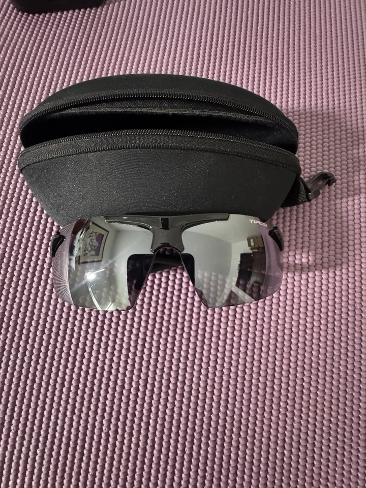 Tifosi Sunglasses polarized mirror  - Image 1 of 4