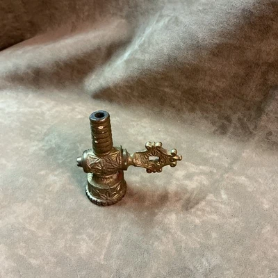 Válvula de chorro de gas victoriana de latón macizo mango en forma de diamante con diseño retorcido Flora Foto 1 de 4