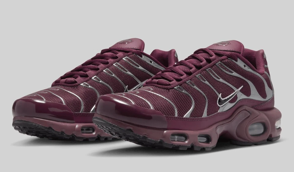 HJ9743-600 Nike Air Max Plus SE Night Maroon Dark Team Red Metallic (Damen)