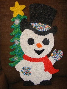Vintage sehr selten geschmolzen Kunststoff Popcorn Schneemann mit Baum Weihnachtsdekoration 23" - Bild 1 von 2