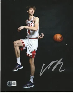 FOTO 8X10 FIRMADA POR MATAS BUZELIS DE LOS TOROS DE CHICAGO + CERTIFICADO DE AUTENTICIDAD BECKETT - Imagen 1 de 1