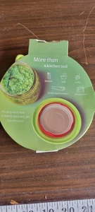 Krumbs Kitchen Essentials Aprivaso in Silicone con Impugnatura e Torsione Verde Set di 2 - Foto 1 di 3