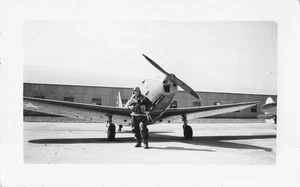 De colección 1943 Piloto Posando Campana P-39 Airacobra Avión Segunda Guerra Mundial Foto Traje de Vuelo - Imagen 1 de 2