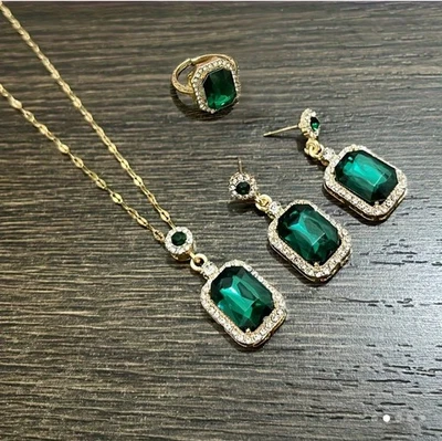 Conjunto de anillo, collar y pendientes enchapados en oro de 18k de esmeralda y circón creados en laboratorio Foto 1 de 4