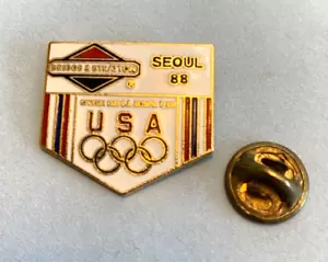 1988 Seoul Korea Olympic Games USA Briggs Stratton Sponsor, Lapel Hat or Tie Pin - Picture 1 of 2