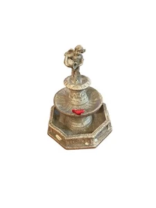 Fontana Cupido Porcellana Villaggio di Natale Vintage - Alta 5,5" Danneggiata - Foto 1 di 4