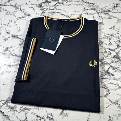 Мужская футболка FRED PERRY темно-синяя с двойным наконечником РАЗМЕР БОЛЬШОЙ M1588 W53 новая с этикетками подлинная - Изображение 1 из 4