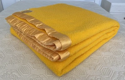 Vintage Laconia Gold Yellow AUS Made Acrylic Fleece Queen King Blanket 260x230cm - Image 1 of 4