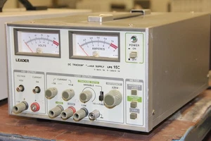 LEADER LPS 152 0-6V 0-5A, 0-25V 0-1A Alimentatore Tracciamento DC Ha Manopole Mancanti - Foto 1 di 4