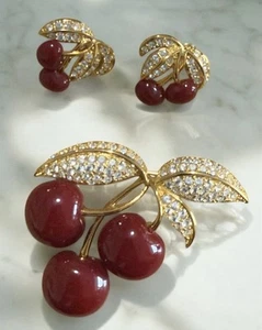 Juego de broches y pendientes de cereza Joan Rivers 1990 pedrería Lucite - Imagen 1 de 7