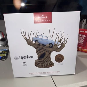 Nuevo en caja 2024 Sello Harry Potter Flying Ford Anglia In The Whomping Willow Topper - Imagen 1 de 2