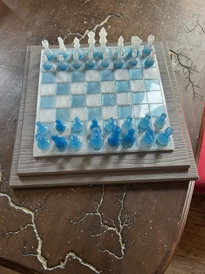 Juego de ajedrez vertido epoxi personalizado blanco perla y azul con base de grano de madera gris Foto 1 de 3