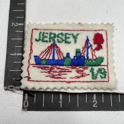 Vtg 1/9 JERSEY Postage Stamp Theme Felt Patch Ship (w/ RED Queen Elizabeth) 80NC Foto 1 de 2