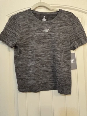 Nuevo Top Deportivo New Balance Recortado S/P Damas Gris/Negro Foto 1 de 4