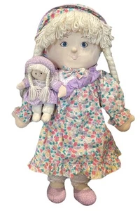 Vintage Stoff Mädchen Stoffpuppe blond Zopf Garn Haare groß 32 Zoll mit Mini Baby befestigt - Bild 1 von 15