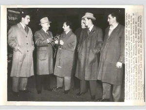 Foto de prensa de Andy Farkas de fútbol de los Washington Redskins recibe regalo deportes 1943 - Imagen 1 de 2