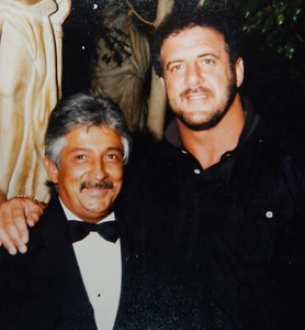 LYLE ALZADO ORIGINAL PHOTO W/ FAN FOOTBALL PLAYER RAIDERS BRONCOS SUPER BOWL - Picture 1 of 3