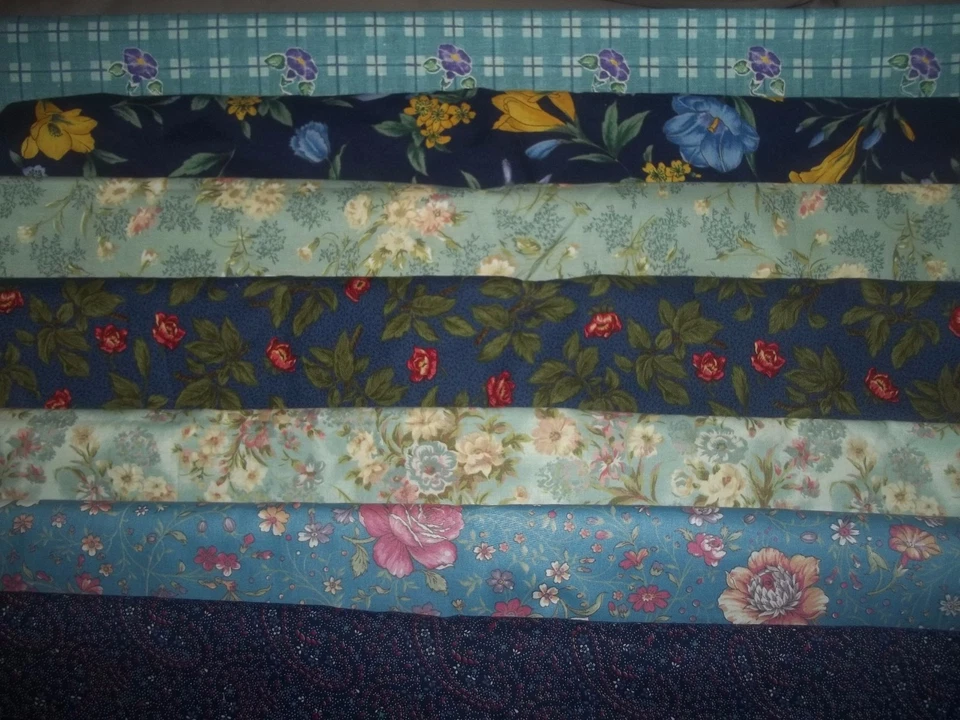 FLORES en AZUL Primavera Algodón Edredón TELA U-Pick VER INFORMACIÓN 1/2 yarda BTHY Foto 1 de 1