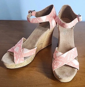 Toms Damen-Plateausandalen Kork Keilabsatz Größe 9,5 koralle/weiß geometrisches Muster Riemenabsatz - Bild 1 von 8