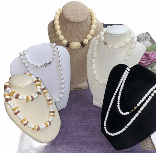 OFF WHITE lotto collane in plastica vintage bianche e bianche sporche