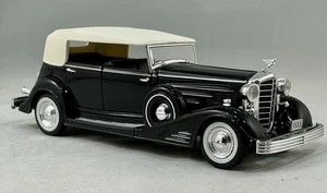 SIGNATURE - 1933 Cadillac Fleetwood - 1:32 SCALE - DIECAST MODEL - Picture 1 of 24