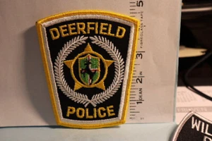 police patch  DEERFIELD POLICE ILLINOIS - Picture 1 of 1