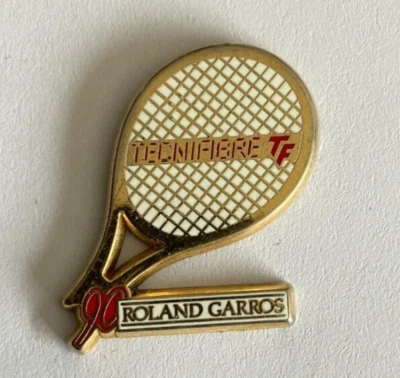 55 - Pin's RAQUETTE DE TENNIS RACKET ROLAND GARROS TECNIFIBRE 90 ARTHUS BERTRAND - Photo 1/2