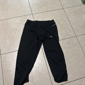 Pantalones/capris deportivos Adidas negros con detalles reflectantes - Imagen 1 de 5