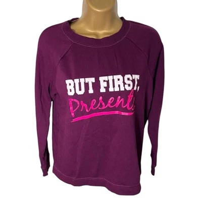 Sudadera SO Holiday But First Presents Gráfica Cuello Redondo Ciruela S Juniors Foto 1 de 4