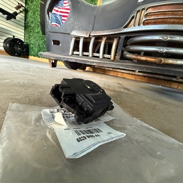 (1) Genuine OEM Mopar Dodge Chrysler 68299450AA HVAC Blend Actuator - Image 1 of 4