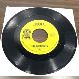 45 Vinyl Record - THE INVINCIBLES, Nobody / Keep On Trying - Double Shot Label - Picture 1 of 12