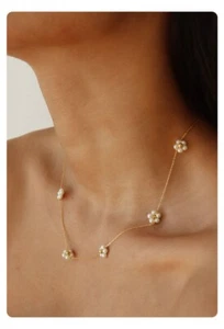 Collana Margherita Finta Perla Placcata Oro Elegante Design Fiore Choker - Foto 1 di 6