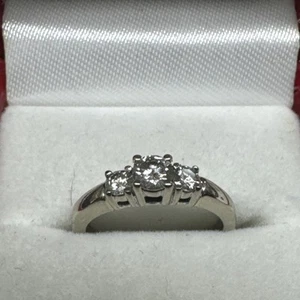 Anillo de diamantes de oro blanco de 14k 'Past Present Future' - Imagen 1 de 8