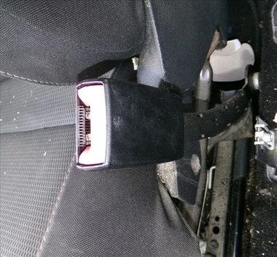 cerradura de cinturón v.r. 104964 VOLKSWAGEN GOLF 1.6 TDI SERIE 7 RANCHERA 2015 Foto 1 de 4