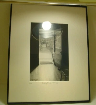 FOTOGRAFÍA ARTÍSTICA Puerta @ Dudley Farm blanco y negro - Marco L. Santucci 16x20 pulgadas  Foto 1 de 2